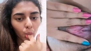 Horny Indian Girl Ne Fingering Sex ka Maja Liya Viral XXX